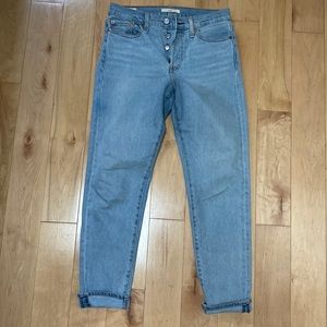 Light wash Levi’s Wedgie Jeans